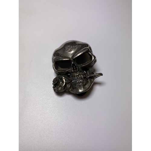 633 - A LARGE WHITE METAL SKULL BADGE, LENGTH 6.5CM