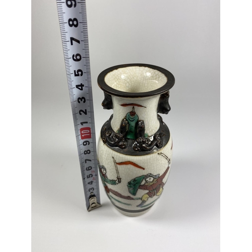 308 - A CHINESE CRACKLE GLAZE VASE WITH WARRIOR DESIGN, SEAL MARK TO BASE, HEIGHT 15CM