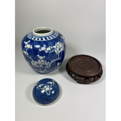 309 - A LATE 19TH CENTURY CHINESE PORCELAIN PRUNUS BLOSSOM PATTERN GINGER JAR ON WOODEN BASE, DOUBLE RING ... 