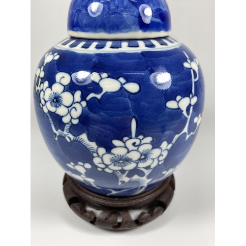 311 - A LATE 19TH CENTURY CHINESE PORCELAIN PRUNUS BLOSSOM PATTERN GINGER JAR ON WOODEN BASE, DOUBLE RING ... 