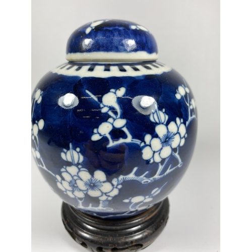 312 - A LATE 19TH CENTURY CHINESE PORCELAIN PRUNUS BLOSSOM PATTERN GINGER JAR ON WOODEN BASE, DOUBLE RING ... 