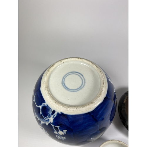 312 - A LATE 19TH CENTURY CHINESE PORCELAIN PRUNUS BLOSSOM PATTERN GINGER JAR ON WOODEN BASE, DOUBLE RING ... 