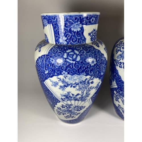 316 - A PAIR OF JAPANESE MEIJI PERIOD (1868-1912) BLUE AND WHITE POTTERY VASES WITH FLORAL FAN DESIGN ON A... 