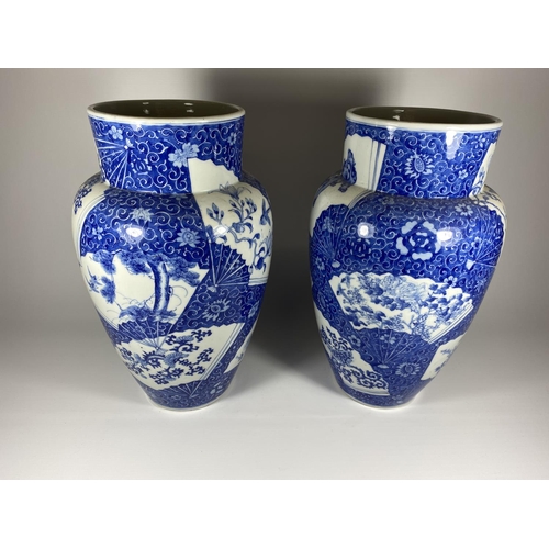 316 - A PAIR OF JAPANESE MEIJI PERIOD (1868-1912) BLUE AND WHITE POTTERY VASES WITH FLORAL FAN DESIGN ON A... 