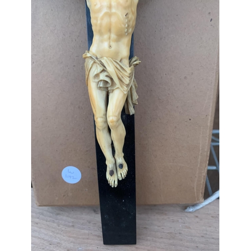 1219 - A VINTAGE CRUCIFIX WITH A FIGURE OF JESUS