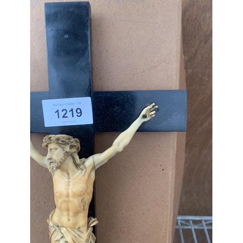 1219 - A VINTAGE CRUCIFIX WITH A FIGURE OF JESUS