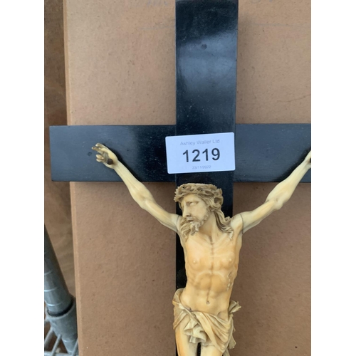 1219 - A VINTAGE CRUCIFIX WITH A FIGURE OF JESUS