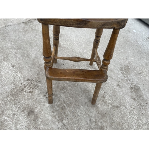 2204 - AN 18TH CENTURY STYLE BEECH WINDSOR STYLE CHILDS HIGH CHAIR