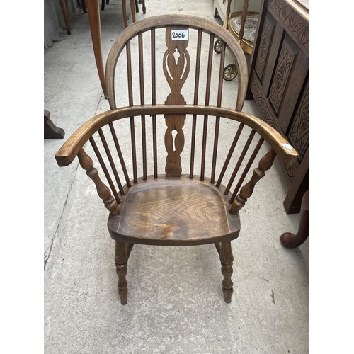 2206 - AN 18TH CENTURY STYLE BEECH WINDSOR STYLE CHILDS CHAIR