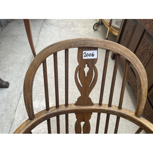 2206 - AN 18TH CENTURY STYLE BEECH WINDSOR STYLE CHILDS CHAIR