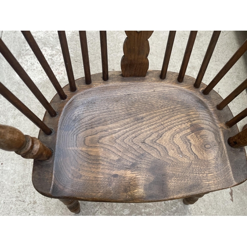 2206 - AN 18TH CENTURY STYLE BEECH WINDSOR STYLE CHILDS CHAIR