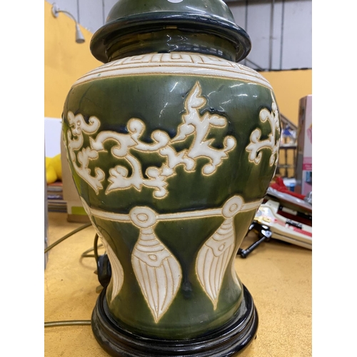 35A - A LARGE ORIENTAL CHINESE GREEN AND WHITE CERAMIC TABLE LAMP ON WOODEN BASE
