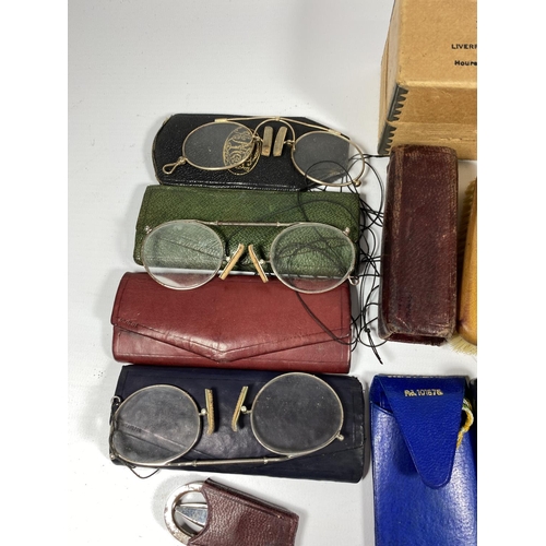 7 - A MIXED GROUP OF VINTAGE ITEMS TO INCLUDE CASED SPECTACLES, GILT KEY IN CASE ETC