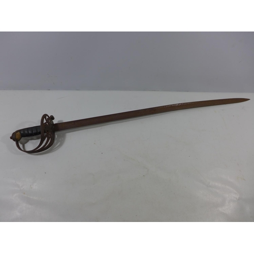 374 - A VICTORIAN INFANTRY OFFICERS SWORD, 84CM BLADE