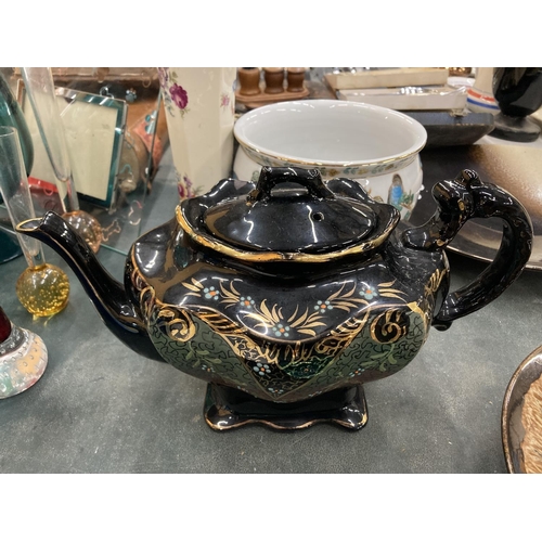 170 - A QUANTITY OF CERAMIC ITEMS TO INCLUDE A VINTAGE BLACK TEAPOT, VASES, PLANTER, CANDLESTICK, ETC