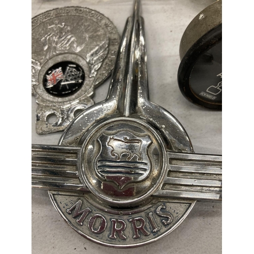 177 - A COLLECTION OF VINTAGE CAR BADGES TO INCLUDE THE AA AND MORRIS, ETC