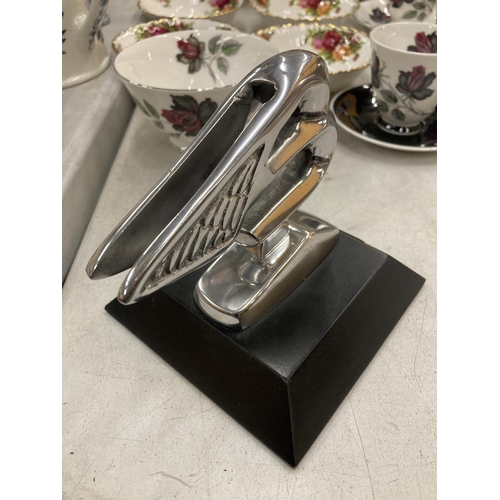 187 - A CHROME BENTLEY 'B' ON A BASE HEIGHT APPROX 12CM