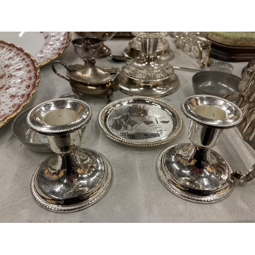 194 - A QUANTITY OF SILVER PLATED ITEMS TO INCLUDE A TOAST RACK, COASTERS, CANDLESTICKS, MUSTARD POT, BOWL... 