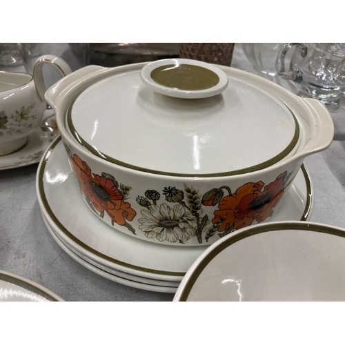 204 - A QUANTITY OF J & G MEAKIN POPPY PATTERN TO INCLUDE A LIDDED TUREEN, VARIOUS SIZE PLATES, BOWLS, CUP... 