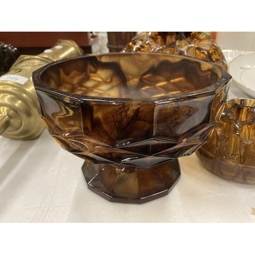 208 - A QUANTITY OF BROWN CLOUD GLASS TO INCLUDE TWO LARGE VASES, A BOWL AND TWO FROGS - ONE A/F