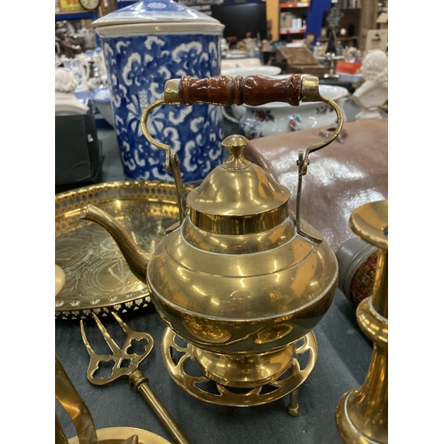 234 - A QUANTITY OF BRASSWARE TO INCLUDE TRAYS, A PAN, CANDLESTICKS - ONE BEING A GIMBLE - A KETTLE, TRIPO... 