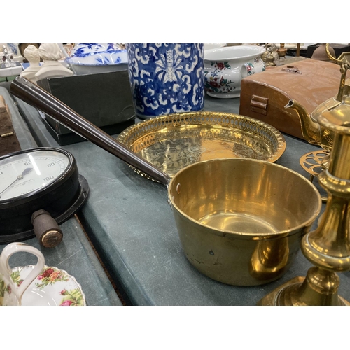 234 - A QUANTITY OF BRASSWARE TO INCLUDE TRAYS, A PAN, CANDLESTICKS - ONE BEING A GIMBLE - A KETTLE, TRIPO... 