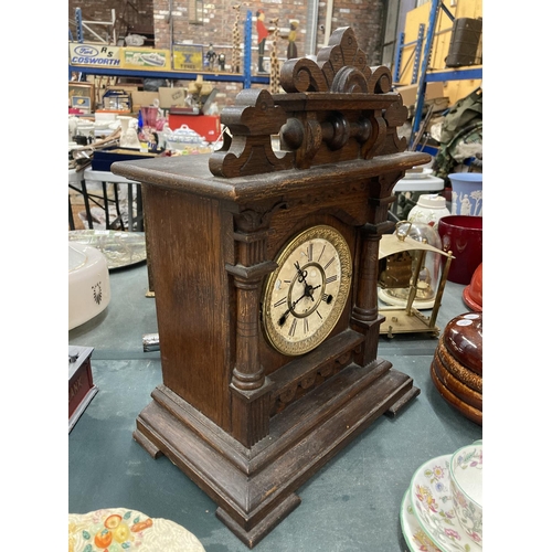 68 - AN EDWARDIAN MAHOGANY CASED MANTLE CLOCK WITH COLUMN DETAIL - MISSING KEY AND PENDULUM