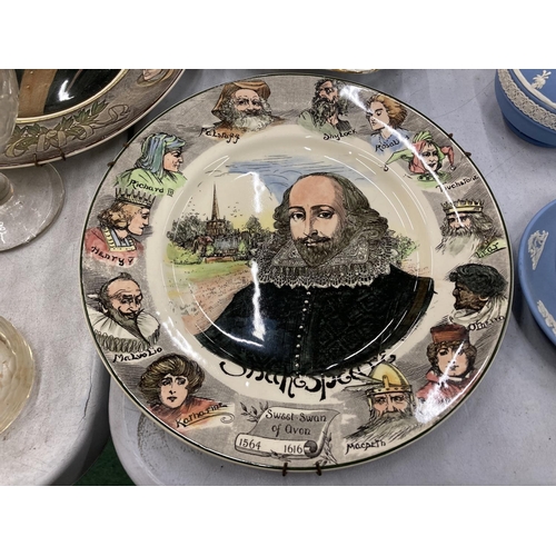 81 - A QUANTITY OF CERAMICS AND GLASSWARE TO INCLUDE A ROYAL DOULTON SHAKESPEARE AND DICKENS PLATE, GLASS... 