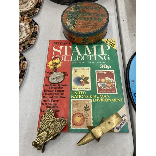 84 - A MIXED LOT TO INCLUDE A BRASS ANVIL AND FLY TRINKET BOX, STAMP COLLECTING MAGAZINE, VINTAGE TIN AND... 