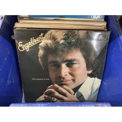 92 - A QUANTITY OF 33RPM VINYL RECORDS TO INCLUDE SHIRLEY BASSEY, SLIM WHITMAN, JIM REEVES, ENGELBERT HUM... 