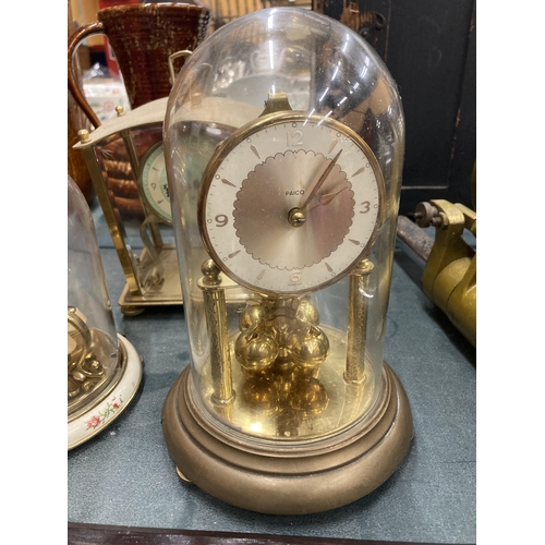 142 - A QUANTITY OF VINTAGE CLOCKS TO INCLUDE TWO ANNIVERSARY IN DOMES, MANTLE CLOCKS, A BAROMETER, ETC, S... 