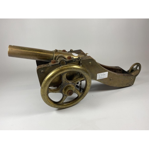 370A - A LARGE VINTAGE MODEL CANNON, 25CM BRASS BARREL, MOUNTED ON A WOOD AND BRASS CARRIAGE