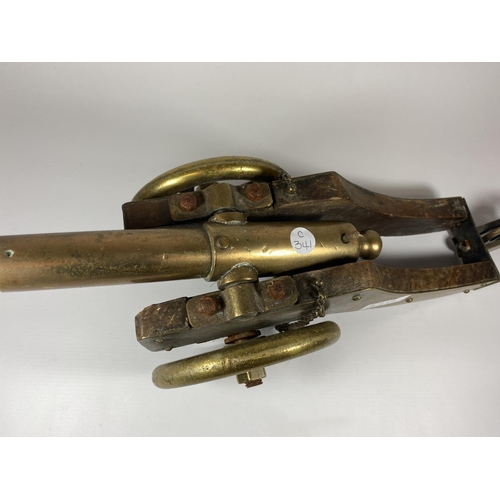 370A - A LARGE VINTAGE MODEL CANNON, 25CM BRASS BARREL, MOUNTED ON A WOOD AND BRASS CARRIAGE