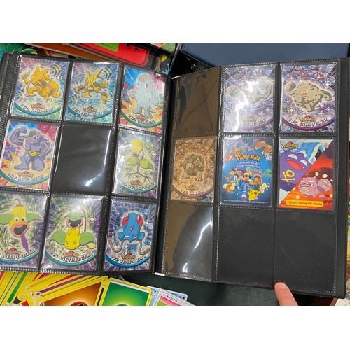 74 - A FOLDER OF POKEMON CARDS TO INCLUDE 1999 BASE SET, TOPPS SERIES 1 INCLUDING CHARIZARD AND HOLOS