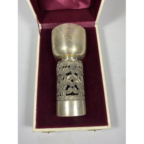 10 - A BOXED 1976 AURUM HALLMARKED SILVER LIMITED EDITION COMMEMORATIVE CUP, WEIGHT 327G