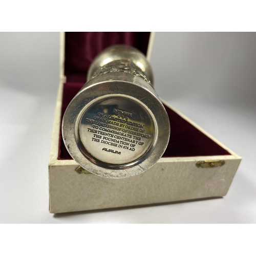 10 - A BOXED 1976 AURUM HALLMARKED SILVER LIMITED EDITION COMMEMORATIVE CUP, WEIGHT 327G