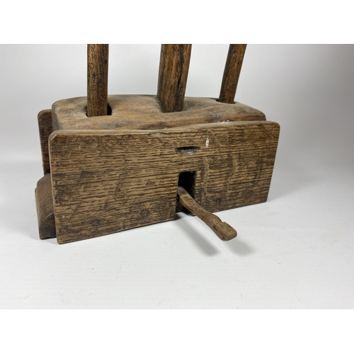 9 - AN UNUSUAL 18TH CENTURY OAK WOODEN MOUSETRAP, HEIGHT 28CM