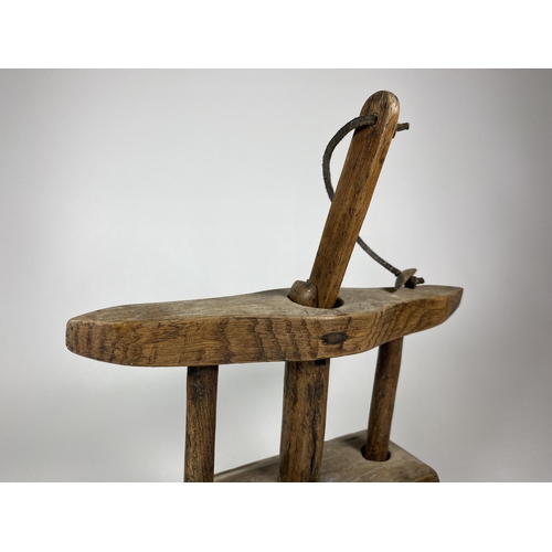 9 - AN UNUSUAL 18TH CENTURY OAK WOODEN MOUSETRAP, HEIGHT 28CM