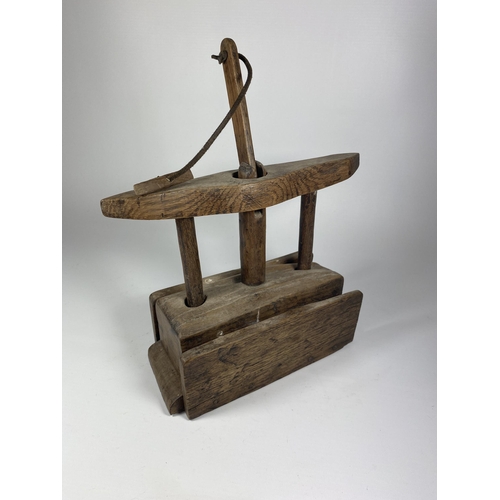 9 - AN UNUSUAL 18TH CENTURY OAK WOODEN MOUSETRAP, HEIGHT 28CM