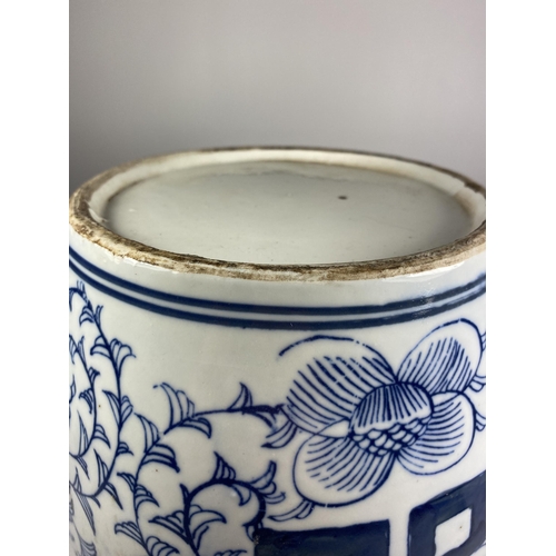 302 - A LARGE CHINESE BLUE & WHITE OVOID FORM MARRIAGE / GINGER JAR, UNMARKED TO BASE, HEIGHT 26CM