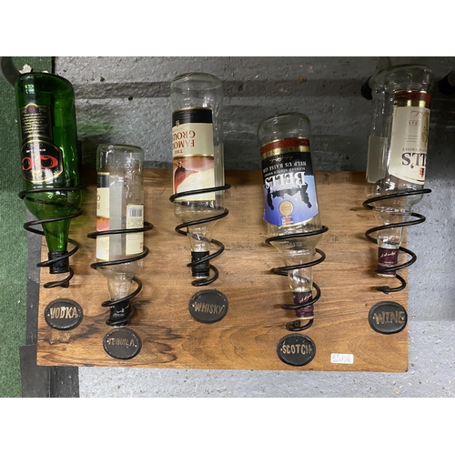 556 - A MIXED LOT OF ASSORTED ALCOHOL ITEMS - WOODEN SPIRITS DISPLAY WITH EMPTY BOTTLES, MINIATURES ETC