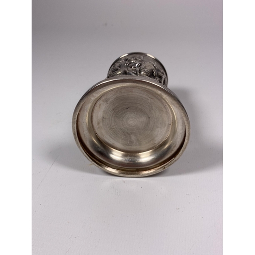 17 - A TESTED SILVER, POSSIBLY DUTCH, BEAKER ON STAND WITH A DESIGN OF A COOPERSMITH, WEIGHT 78G