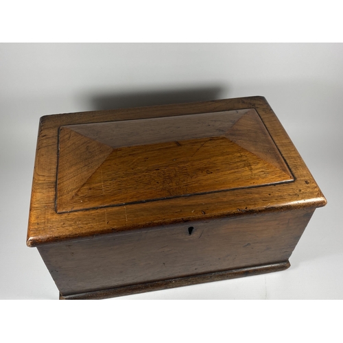 20 - AN EARLY 20TH CENTURY OAK WOODEN STORAGE BOX