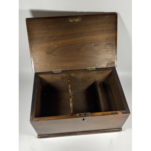 20 - AN EARLY 20TH CENTURY OAK WOODEN STORAGE BOX