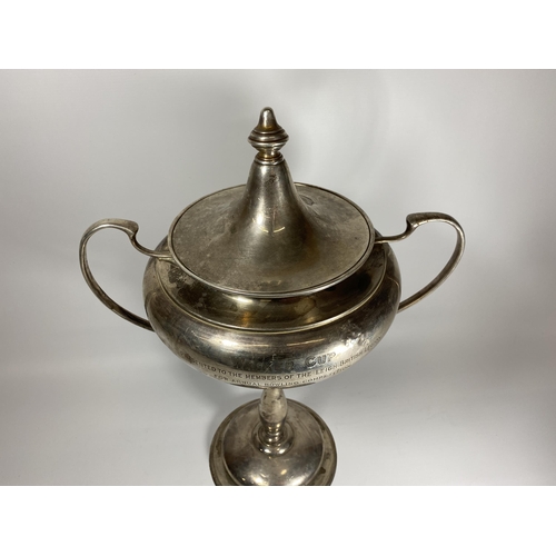 24 - A LARGE GEORGE V SOLID SILVER TWIN HANDLED LIDDED TROPHY CUP, HALLMARKS FOR COLLIS & CO, BIRMINGHAM ... 