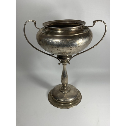 24 - A LARGE GEORGE V SOLID SILVER TWIN HANDLED LIDDED TROPHY CUP, HALLMARKS FOR COLLIS & CO, BIRMINGHAM ... 