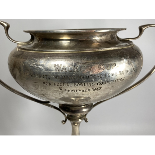 24 - A LARGE GEORGE V SOLID SILVER TWIN HANDLED LIDDED TROPHY CUP, HALLMARKS FOR COLLIS & CO, BIRMINGHAM ... 