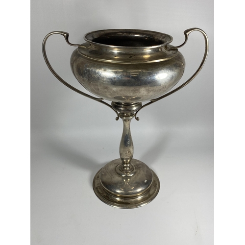 24 - A LARGE GEORGE V SOLID SILVER TWIN HANDLED LIDDED TROPHY CUP, HALLMARKS FOR COLLIS & CO, BIRMINGHAM ... 