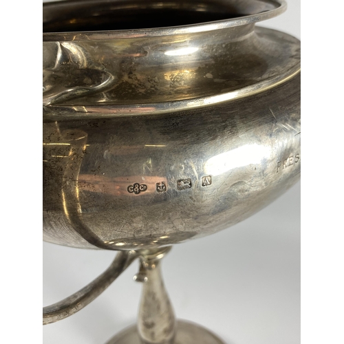 24 - A LARGE GEORGE V SOLID SILVER TWIN HANDLED LIDDED TROPHY CUP, HALLMARKS FOR COLLIS & CO, BIRMINGHAM ... 