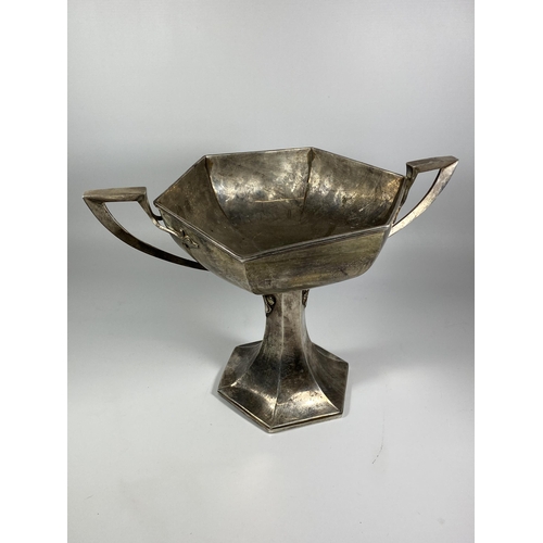 25 - A GEORGE V SOLID SILVER TWIN HANDLED TROPHY CUP, HALLMARKS FOR WALKER & HALL, SHEFFIELD, 1932, INSCR... 